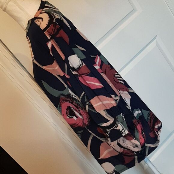 Sew in Love Float on Floral Navy with Floral Print Bat Wing Blouse  NWT - Picture 5 of 13